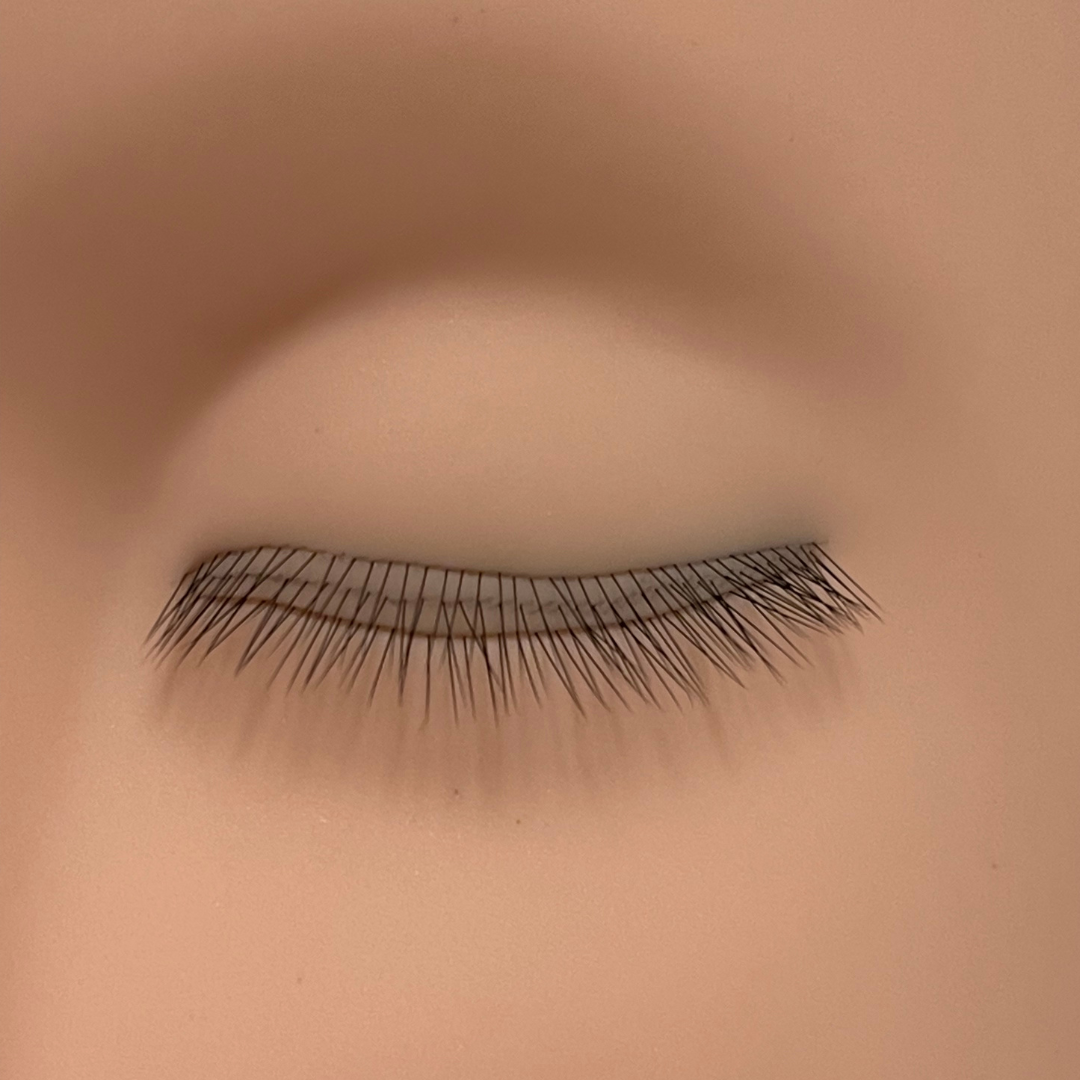 Training head with simulated 3-row natural eyelashes Training head with simulated 3-row natural eyelashes