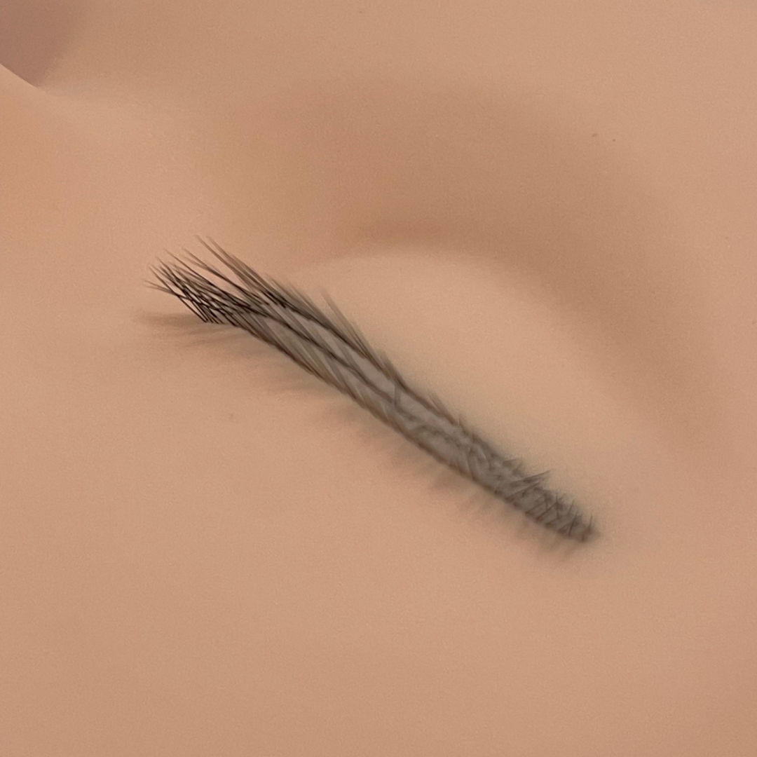 Training head with simulated 3-row natural eyelashes Training head with simulated 3-row natural eyelashes